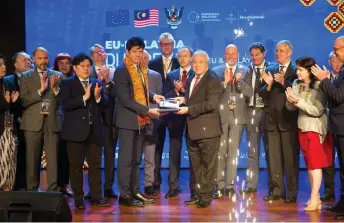  ?? ?? Rokas (left) presents a memento to Awang Tengah, witnessed by Invest Sarawak CEO Timothy Ong (on Rokas’ right) and others.