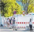  ?? FOTO: LINO MIRGELER/DPA ?? Junge Menschen stehen in Garmisch vor dem Corona-Testzentru­m Schlange.