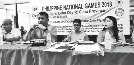  ??  ?? PNG MEETING. Philippine Sports Commission Visayas Regional Coordinato­r Nonnie Lopez (inner left) discusses matters for the upcoming Philippine National Games in front of the sports committee heads inside Cebu City Sports Complex yesterday.PSC