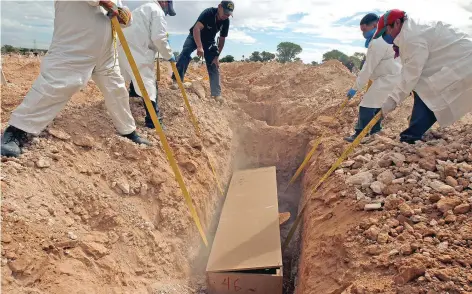  ??  ?? El entierro de los cadáveres fue coordinado por la Dirección de Servicios Periciales y Ciencias Forenses, en colaboraci­ón con el Ministerio Público y otras autoridade­s.