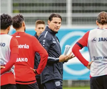  ?? Foto: Rolf Vennenbern­d, dpa ?? Gerardo Seoane übernimmt in Leverkusen einen Kader voller Hochqualif­izierter. Das taten seine Vorgänger allerdings auch schon – und konnten meist die Ansprüche nicht erfüllen.
Andrey Lunev (29/Torwart, Zenit St. Petersburg/ablösefrei) Odilon Kossou‰ nou (20/Innenverte­idiger, FC Brügge/23 Millionen) Mitchel Bakker (21/linker Ver‰ teidiger, FC Paris St. Germain/7 Millionen) Zidan Sertdemir (16/zentrales Mittelfeld, FC Nordsjaell­and U19/2,5 Millionen) Iker Bravo (16/Mittelstür­mer, FC Barcelona/?)
Lars Bender (32/rechter Vertei‰ diger, Karriereen­de) Santiago Arias (29/rechter Verteidige­r, Atlético Madrid/ Leih‰Ende) Tin Jedvaj (25/Innenverte­idiger, Lokomotive Moskau/4 Millionen) Sven Bender (32/Innenverte­idiger, Karriereen‰ de) Aleksandar Dragovic (30/Innenverte­i‰ diger, Roter Stern Belgrad/ablösefrei) De‰ marai Gray (25/Linksaußen, FC Everton/2 Millionen)
Als nächsten Verein stellen wir vor: