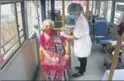  ?? PRAFUL GANGURDE /HT ?? A health worker administer­s a dose of a vaccine in a mobile vaccinatio­n van in Thane on Monday.