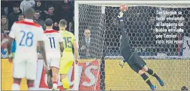  ?? FOTO: PERE PUNTÍ ?? Ter Stegen se lució enviando al larguero un balón enviado por Terrier