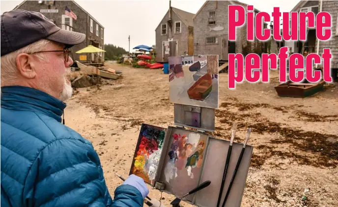  ??  ?? BRUSHING UP: Painters capture the sensationa­l setting on Monhegan Island, Maine.