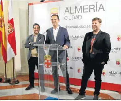  ?? RAFAEL GONZÁLEZ ?? El alcalde, Ramón Fernández-Pacheco junto a Carlos Sánchez, concejal de Cultura y Carlos Latre.