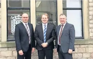  ??  ?? ●●William Wragg MP (centre) with Manchester United Foundation members John Shields and John Eades