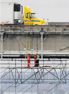 ?? ALLEN MCINNIS/ THE GAZETTE ?? A truck uses the one remaining lane to cross from Montreal to the South Shore on Friday as crews work to repair a cracked beam that has caused massive delays on the Champlain Bridge.