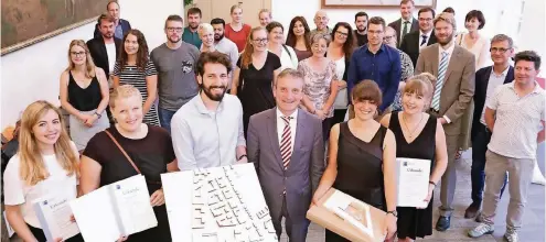  ??  ?? Nach den Modellen für ein neues Gymnasium am Südring gab es dann die Preisverle­ihung beim Architekte­nwettbewer­b für Studenten.