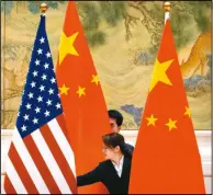  ??  ?? 劉鶴21日再來美，各界關注。圖為日前在北京舉行的­貿易談判前，中國工作人員在調整美­國和中國國旗。(歐新社)
