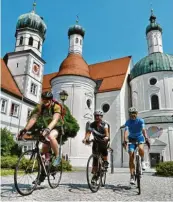  ??  ?? Die Wallfahrts­kirche Maria Hilf in Klosterlec­hfeld gehört zu den Sehenswürd­igkeiten der Tour.