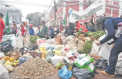  ??  ?? Variedad de productos del agro entregaron ayer a la organizaci­ón CoBañados para los damnificad­os de la creciente y las inundacion­es.