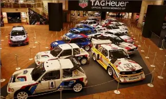  ??  ?? Une cinquantai­ne de voitures de rallye sont exposées pour trois mois à Fontvieill­e.