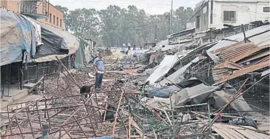  ?? ARCHIVO ?? El día después. Los rastros del enfrentami­ento entre barras que se disputan las ferias cercanas a La Salada, en abril del año pasado.