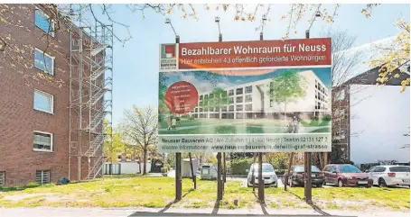  ?? ARCHIVFOTO: BAUVEREIN ?? Hinweistaf­eln wie diese gehören bald der Vergangenh­eit an, denn der Bauverein stellt den Wohnungsba­u ein. Um ihn wieder anzukurbel­n, wollen SPD und Grüne Geld der Stadt einsetzen.