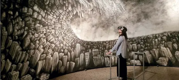  ??  ?? fabio giampietro | «Hyperplane­s of simultanei­ty», 2016, progetto multimedia­le. Il fruitore prova l’esperienza di Inside Painting attraverso l’utilizzo dell’Oculus VR. Proposto da Galleria Fabbrica Eos