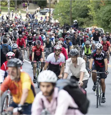  ?? PHOTO AGENCE QMI, JOËL LEMAY ?? Une centaine de cyclistes se sont réunis hier au pied de la côte Camilien-Houde pour une ascension du Mont-Royal en hommage au cycliste décédé Clément Ouimet.