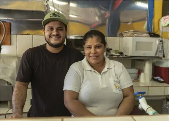  ?? JOSÉ CORDERO ?? Héctor Badilla, de 23 años, pide más opciones educativas en Quepos. Él se traslada a Pérez Zeledón todos los sábados a estudiar Educación; entre semana trabaja en una soda con su mamá, Elizabeth Badilla.