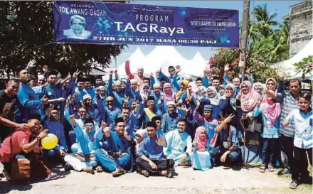  ?? PIC BY NIK ABDULLAH NIK OMAR ?? Attorney-General Tan Sri Mohamed Apandi Ali (centre) at the Tok Awang Gagah Family Day and Hari Raya Aidilfitri gathering in Salor, Kota Baru, yesterday.