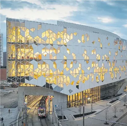  ??  ?? EN CANADÁ.
Nueva Biblioteca Central de Calgary, también de Snøhetta, atravesada por una línea férrea.