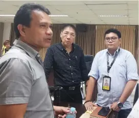  ?? (PJ ORIAS) ?? LBC AREA manager for NorthMin Jacinto Bernados (in gray shirt) appears in a committee meeting set yesterday to discuss the security measures of the courier company after the series of robbery incidents happening in their branches here.