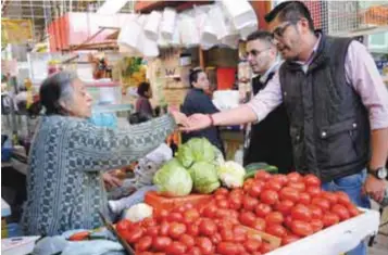  ?? | CUARTOSCUR­O ?? La semana pasada el jitomate alcanzó un máximo de 30 pesos por kilo.