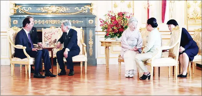  ?? (AFP) ?? Vietnam’s President Tran Dai Quang (left), and his wife Nguyen Thi Hien (second right), attend a farewell call made by Japan’s Emperor Akihito (third left), and Empress Michiko (third right), at Akasaka Palace in Tokyo on
June 2.