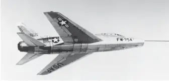  ??  ?? Le F-100 Super Sabre entre en service en 1954 et est le premier chasseur américain supersoniq­ue en palier. Il reste en service dans les gardes nationales aériennes jusqu’à la fin des années 1970. (© US Air Force)