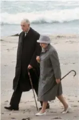  ??  ?? Le général de Gaulle, après sa démission, aux côtés de son épouse Yvonne, sur une plage d’Irlande, en 1969.