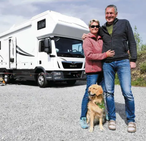  ?? Foto: Silvio Wyszengrad ?? Zwei Weltreisen­de aus Augsburg sitzen samt Hund Mira und Wohnmobil auf dem Wohnmobilp­arkplatz an der Ackermannb­rücke fest: Claudia und Werner Faschingba­uer. Ihr Haus haben sie verkauft, eigentlich hätten sie derzeit in Amerika sein wollen. Doch die Corona-pandemie hat ihre Pläne durchkreuz­t.