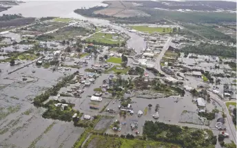  ??  ?? Las lluvias tras el paso de la tormenta tropical Florence inundaron la ciudad de Engelhard, en Carolina del Norte.