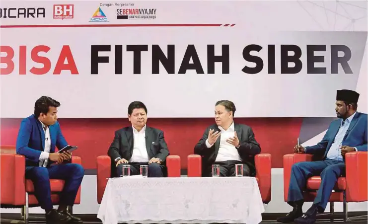  ??  ?? (From left) Forum Bicara Berita Harian moderator Meor Ahmad Nasriin Rizal Ishak, Malaysian Communicat­ions and Multimedia Commission (MCMC) Network Security, New Media Monitoring, Compliance and Advocacy Sector chief officer Dr Fadhlullah Suhaimi Abdul...