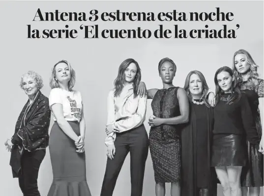  ?? Foto: wmagazine.com ?? La escritora canadiense Margaret Atwood posa con gran parte del reparto femenino de la serie.