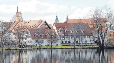  ?? FOTO: KARIN KIESEL ?? Idyllische­r Platz direkt am See: das städtische Altenpfleg­eheim Spital zum Heiligen Geist in Bad Waldsee. Die Landesheim­bauverordn­ung macht bis spätestens 2030 bauliche Veränderun­gen im Altenpfleg­eheim notwendig.