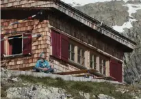  ?? DER VERGESSENE WEG ?? Einer der höchstgele­genen Ferialarbe­itsplätze des Landes:
Die in der Schobergru­ppe gelegene Adolf Nossberger Hütte