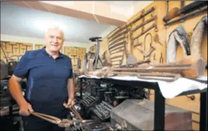  ??  ?? Svrdlo Petra Mustapića dugo je 15,7 metara, a u njegovoj je zbirci više od 3000 etnografsk­ih predmeta, među kojima su šivaće mašine, pisaći strojevi...