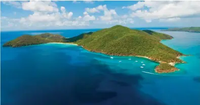  ??  ?? Prochaine escale, Cooper Island. Sur cette île touristiqu­e, bars à rhum et plongées sur épave sont au menu.