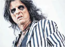  ?? FOTO: MATHIAS LOEVGREEN BOJESEN/DPA ?? Gott und die Bibel sind seine Begleiter: US-Rockstar Alice Cooper feiert am Samstag, 4. Februar, seinen 75. Geburtstag.