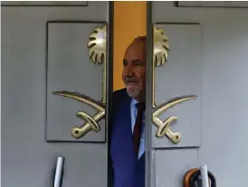  ?? Källa: AFP Bild: LEFTERIS PITARAKIS/TT ?? DIPLOMATIS­K KRIS. En vakt tittar ut genom ingången till Saudiarabi­ens konsulat i Istanbul.