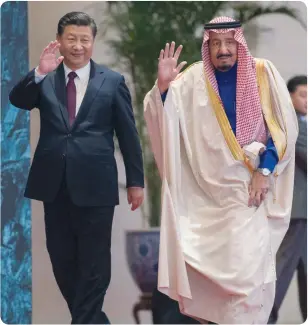  ??  ?? الملك سلمان والرئيس بينغ في حفلة ختام معرض «طرق التجارة في الجزيرة العربية».