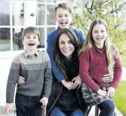  ?? ?? La foto retocada de Kate Middleton con sus hijos.