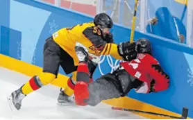  ??  ?? Nijemac Felix Schutz ‘zakucao’ je Kanađanina Maxima Noreaua u polufinalu hokejaškog turnira na Zimskim olimpijski­m igrama
