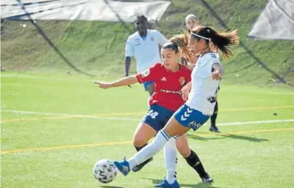  ?? Foto: @Caosasuna ?? Las jugadoras de Osasuna y zaragoza en una disputa durante el partido.