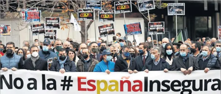  ?? / LUIS SEVILLANO ?? Concentrac­ión de policías y políticos, entre ellos Pablo Casado y Santiago Abascal, contra la reforma de la ley mordaza, ayer ante la Delegación del Gobierno en Madrid.