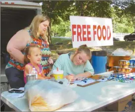  ?? Photos: Agnes Hagin/SJ ?? Top: Kandle Pinkard, Mackenzie Bollen and Baylin Benefield volunteere­d to distribute free food to deserving local families.
Left: Debra McElheney, Tressy Wilson and Cindy Cash were among those serving food to people attending the Warmth of the Son...