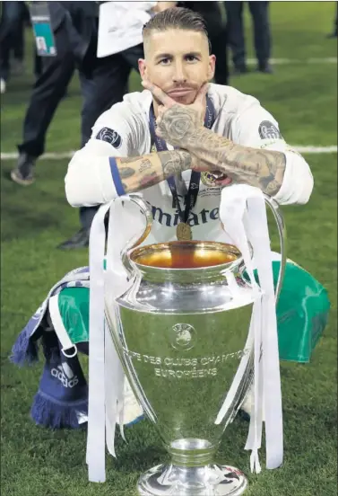  ??  ?? LA CHAMPIONS DE CARDIFF. Sergio Ramos posa con la orejona tras la final conquistad­a ante la Juve.