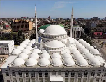  ??  ?? Photo ci-dessus :
La mosquée centrale de Makhatchka­la. Au Daghestan, le soufisme est la religion officielle et, depuis 2016, les mosquées salafistes quiétistes ont pour la plupart été fermées de force. (© Shuttersto­ck/ Suleyman Nabiev)