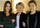  ??  ?? In famiglia L’attrice con la sorella Carla Bruni (a sinistra) e la mamma, Marisa Borini