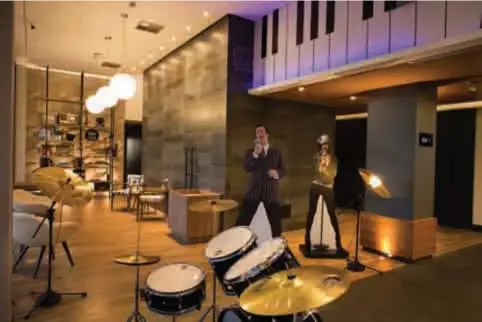  ??  ?? Instrument­os musicais compõem a decoração do novo ibis Styles Taubaté