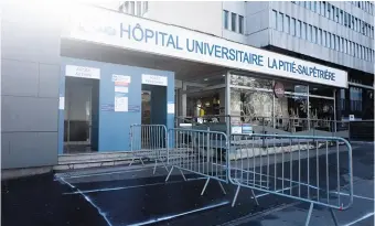  ??  ?? La Pitié-Salpêtrièr­e, le plus grand hôpital de France, dans le viseur de certains médecins.