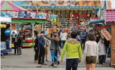  ??  ?? Ein Bummel über den Festplatz vor dem Zelt bietet, egal ob groß oder klein, für jeden Besucher etwas.